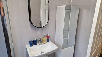 Casa | Banheiro | Chuveiro, produtos de toalete grátis, secador de cabelo