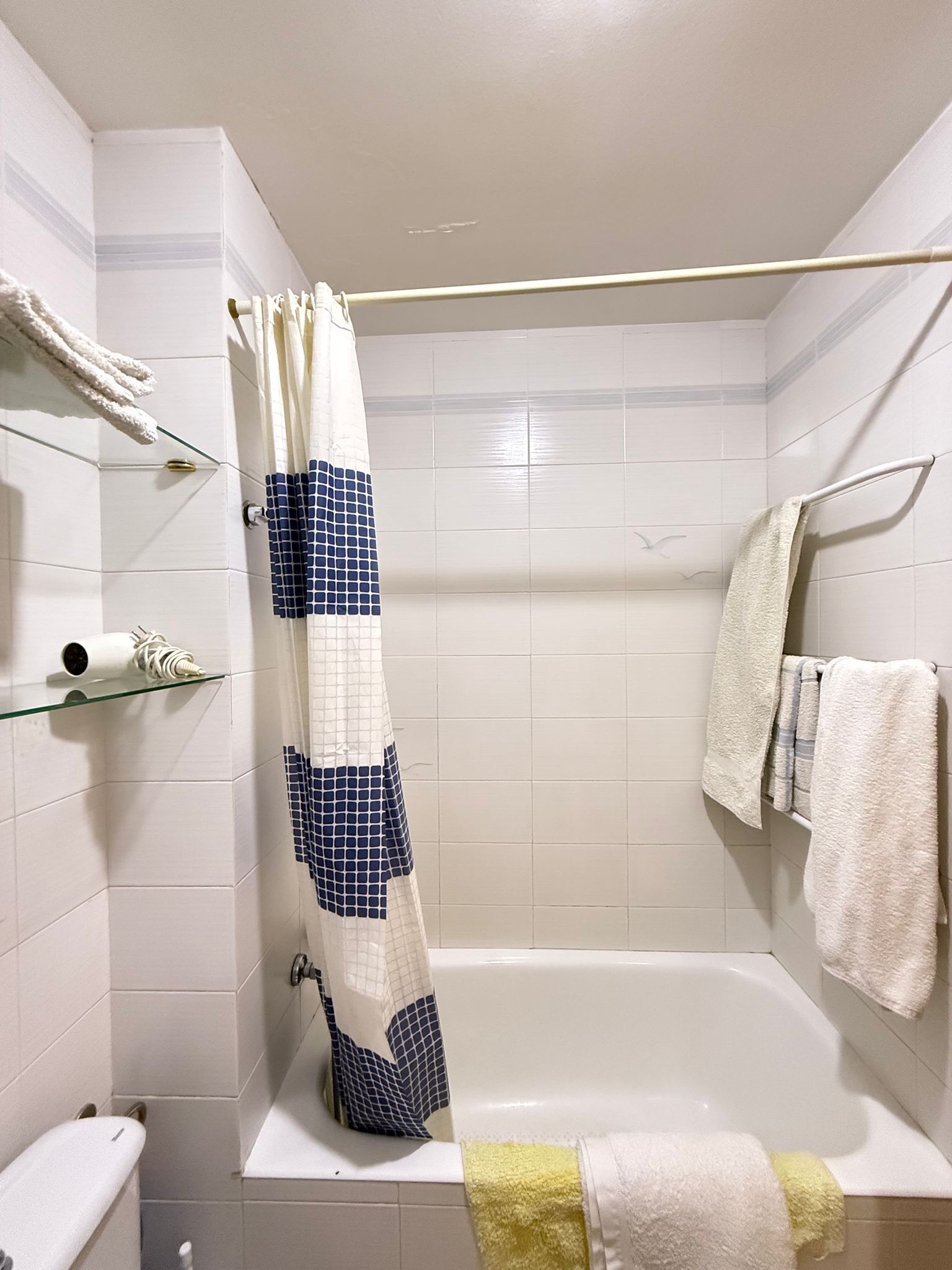 Serviettes fournies, papier toilette
