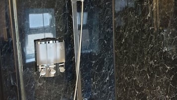 Căn hộ | Phòng tắm | Vòi sen/bồn tắm kết hợp, bồn tắm ngâm, đồ dùng nhà tắm miễn phí