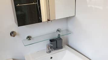 Apartment | Bathroom | Combined shower/bathtub, deep-soaking bathtub, free toiletries