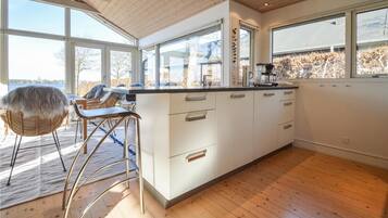 Fridge, oven, dishwasher, coffee/tea maker