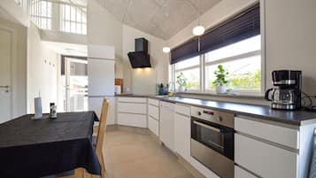 Køleskab, kogeplade, opvaskemaskine, kaffe-/temaskine