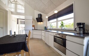 Refrigerador, parrilla de estufa, lavavajillas y cafetera y tetera