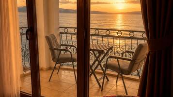 Deluxe Room, Sea View | Free WiFi, bed sheets