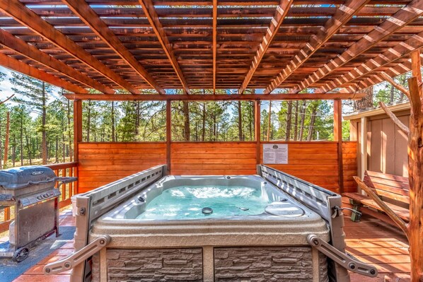 Outdoor spa tub - Deer Meadows & Wildflower: Cute, Centrally Located Ruidoso Cabin with Hot Tub! (Ruidoso)