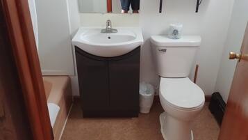 Secador de pelo, toallas, jabón, shampoo