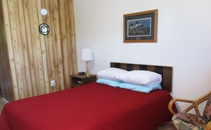 Kamar Single Standar | Seprai premium, tirai kedap cahaya, dan setrika/meja setrika