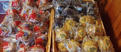 Dos cestas de muffins empaquetados, una con sabor a arándanos silvestres y la otra con sabor a plátano.