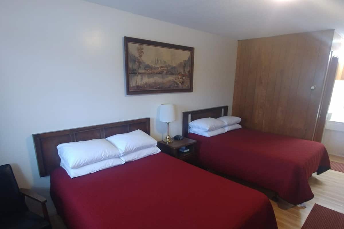 Deluxe Double or Twin Room | Premium bedding, blackout drapes, iron/ironing board, WiFi (free)