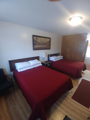 Kamar Double atau Twin Deluks | Seprai premium, tirai kedap cahaya, dan setrika/meja setrika