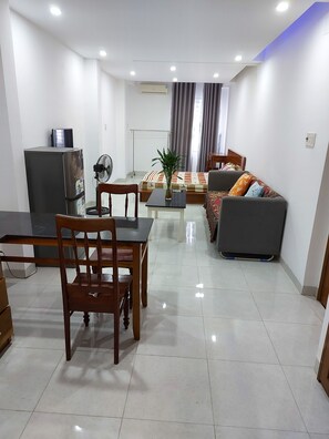 Studio – deluxe, 1 soverom | Oppholdsrom | Smart-TV