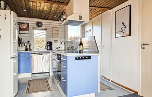 Kjøleskap, kokeplater, oppvaskmaskin og kaffetrakter/tekoker