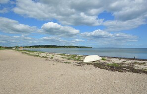 Nær stranden og fisking