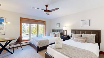 Een strijkplank/strijkijzer, internet, beddengoed