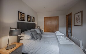 3 habitaciones, tabla de planchar con plancha, wifi y ropa de cama 