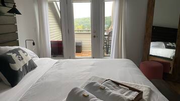 2 bedrooms, in-room safe, desk, iron/ironing board