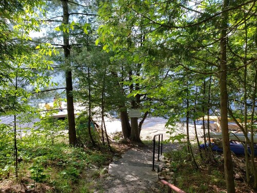 Modern Muskoka Executive 2 Bedroom Condo/Loft. Minutes to the Provincial Parks!