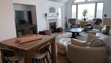 Smart TV, lareira, livros