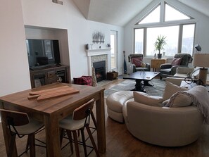 Smart TV, fireplace, books - Modern Muskoka Executive 2 Bedroom Condo/Loft. Minutes to the Provincial Parks! (Huntsville)
