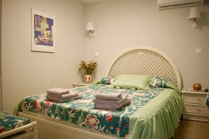 Design Apartment, 1 Bedroom | Premium bedding, Select Comfort beds, iron/ironing board, free WiFi - Alkyon Perea Apartments (Thermaikos)