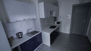 Een koelkast, een microgolfoven, een koffiezetapparaat/waterkoker