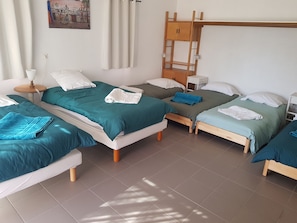 3 slaapkamers, een bureau, een strijkplank/strijkijzer, reisbedje