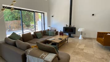 Smart-tv, een open haard, tafelvoetbal en een tafeltennistafel