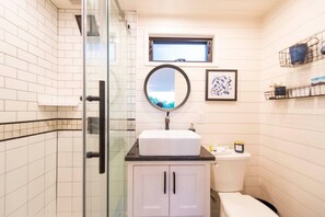 Shower, hair dryer, towels - Pickelball-The Bluebonnet-Container Home! (Waco)