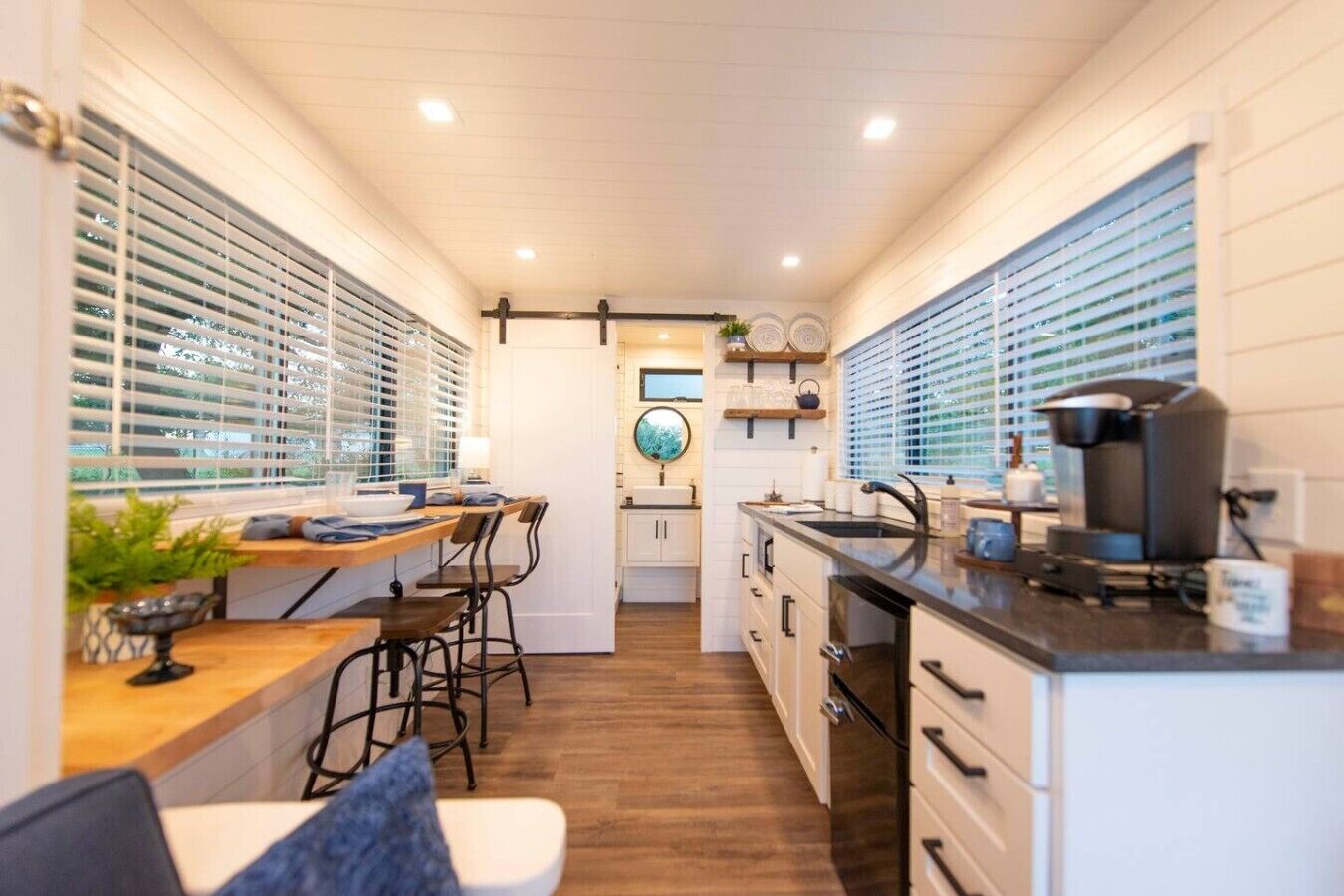 Refrigerador, microondas, cafetera y tetera y utensilios de cocina 