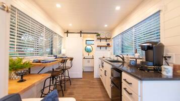 Refrigerador, microondas, cafetera y tetera y utensilios de cocina