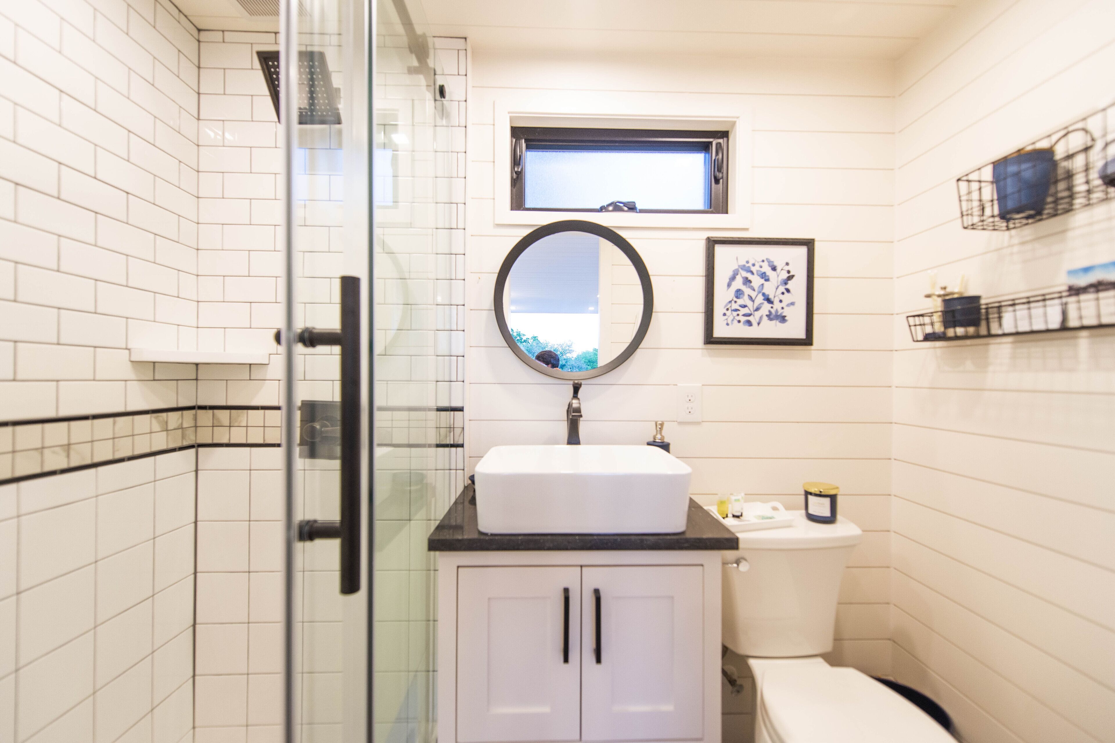 Ducha, secador de pelo y toallas