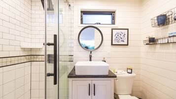 Regadera, secadora de cabello, toallas