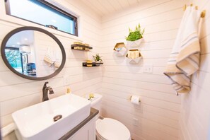 Een douche, een haardroger, handdoeken, shampoo