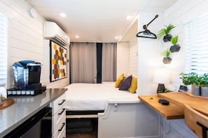 1 bedroom, WiFi, bed sheets - Honeycomb Container Home | "Pickleball Court!" (Waco)
