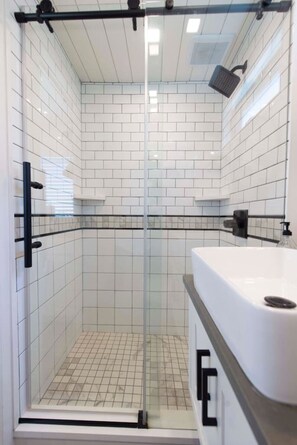 Shower, hair dryer, towels, shampoo - Honeycomb Container Home | "Pickleball Court!" (Waco)