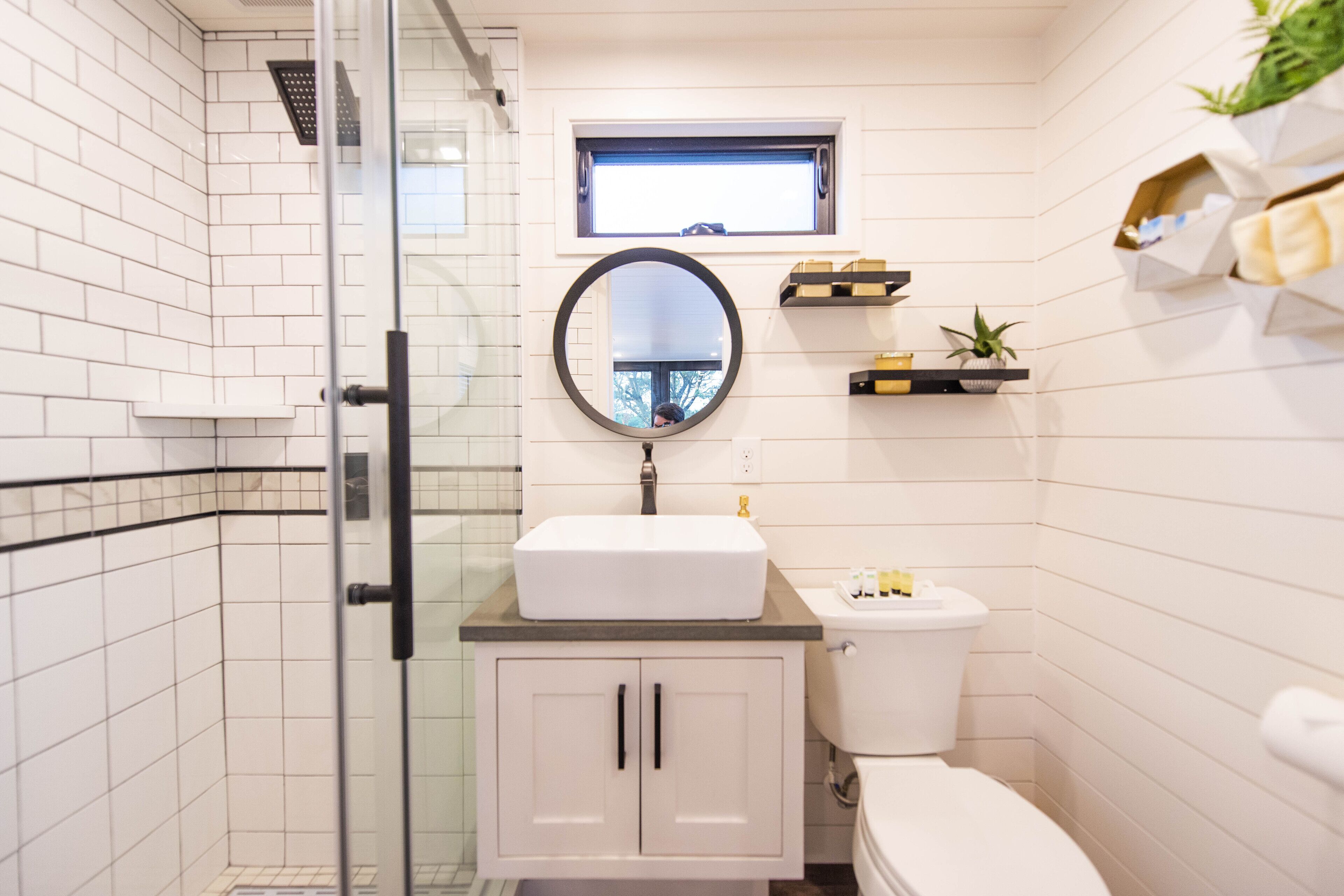 シャワー、ヘアドライヤー、タオル