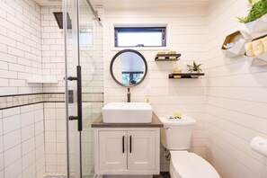 Douche, sèche-cheveux, serviettes fournies