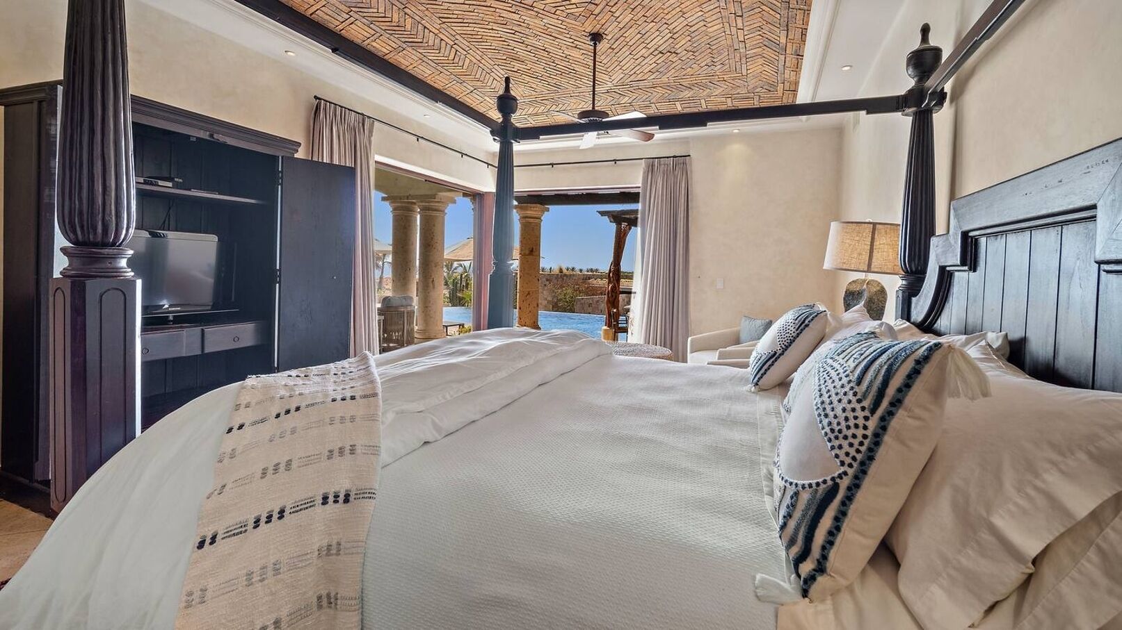 4 slaapkamers, een strijkplank/strijkijzer, reisbedje, gratis wifi