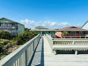 Property grounds - Oceanfront Lime Inn, 4BR home in Holden Beach, sleeps 9, perfect for families. (Holden Beach)