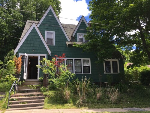 Adorable home next to stunning Wilber Park
