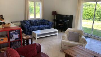 Televisión, reproductor de DVD, tenis de mesa y estéreo