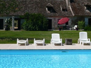 Utomhuspool och uppvärmd pool