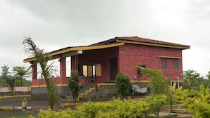 Un edificio de ladrillo rojo con techo amarillo y un porche cubierto.