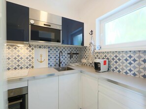 Microondas, lavavajillas, mesa de comedor