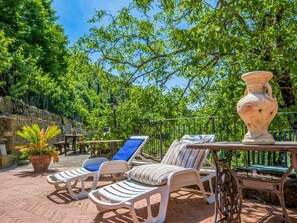 Terrace/patio - Beautiful private villa for 12 people with WIFI, private pool, TV, terrace and pets allowed (Loro Ciuffenna)