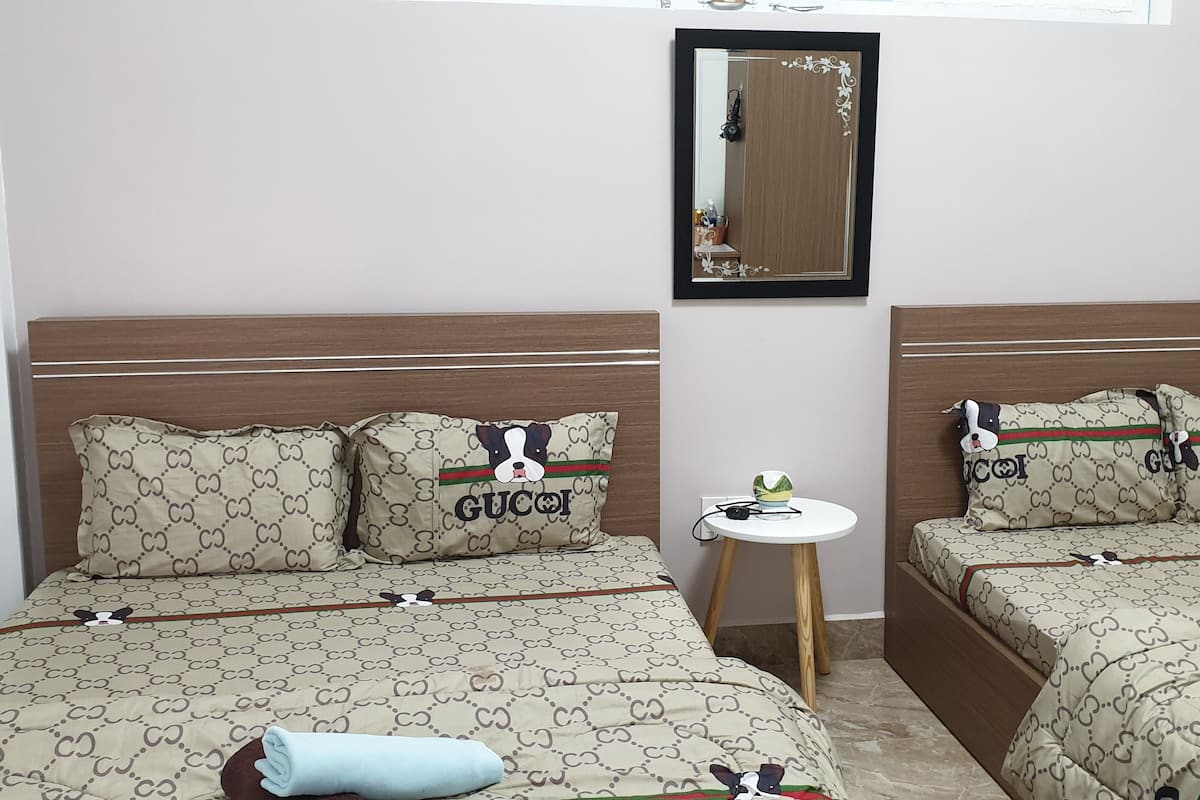 Chambre Deluxe double, 2 grands lits, fumeur | Bureau, espace de travail pour ordinateurs portables