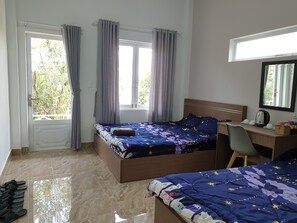 Comfort Double Room | Desk, laptop workspace, free WiFi - Phương Đông Homestay (Da Lat)