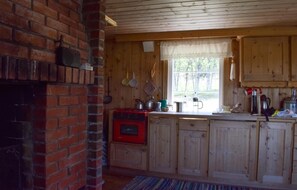 Fridge, oven, stovetop, cookware/dishes/utensils