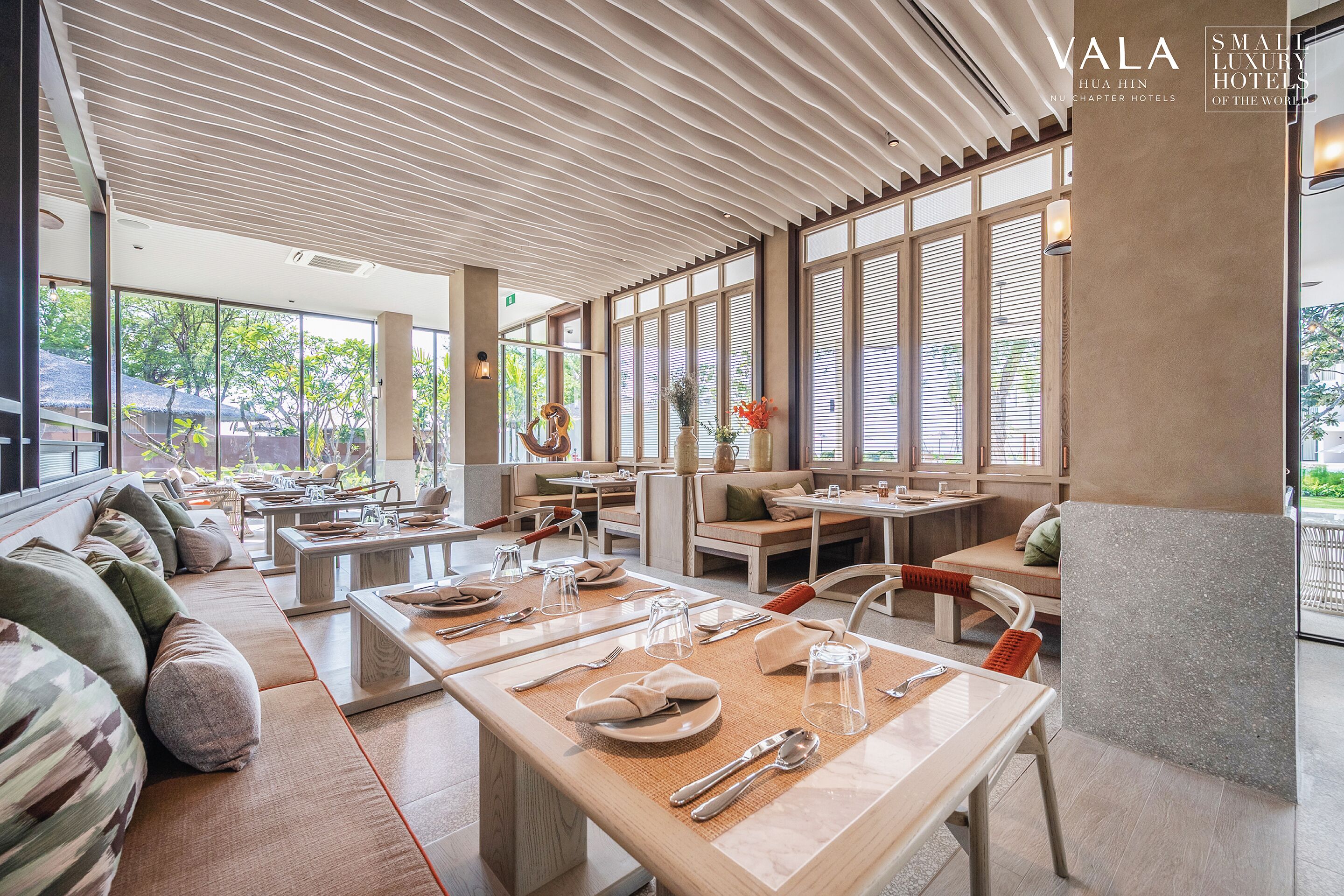 breakfast, dinner, brunch served; international cuisine