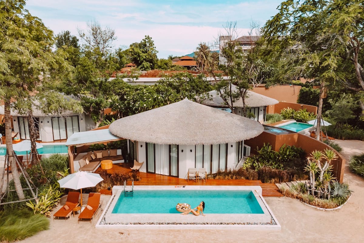 Pool Villa Beach Front | Una cassaforte in camera, una scrivania